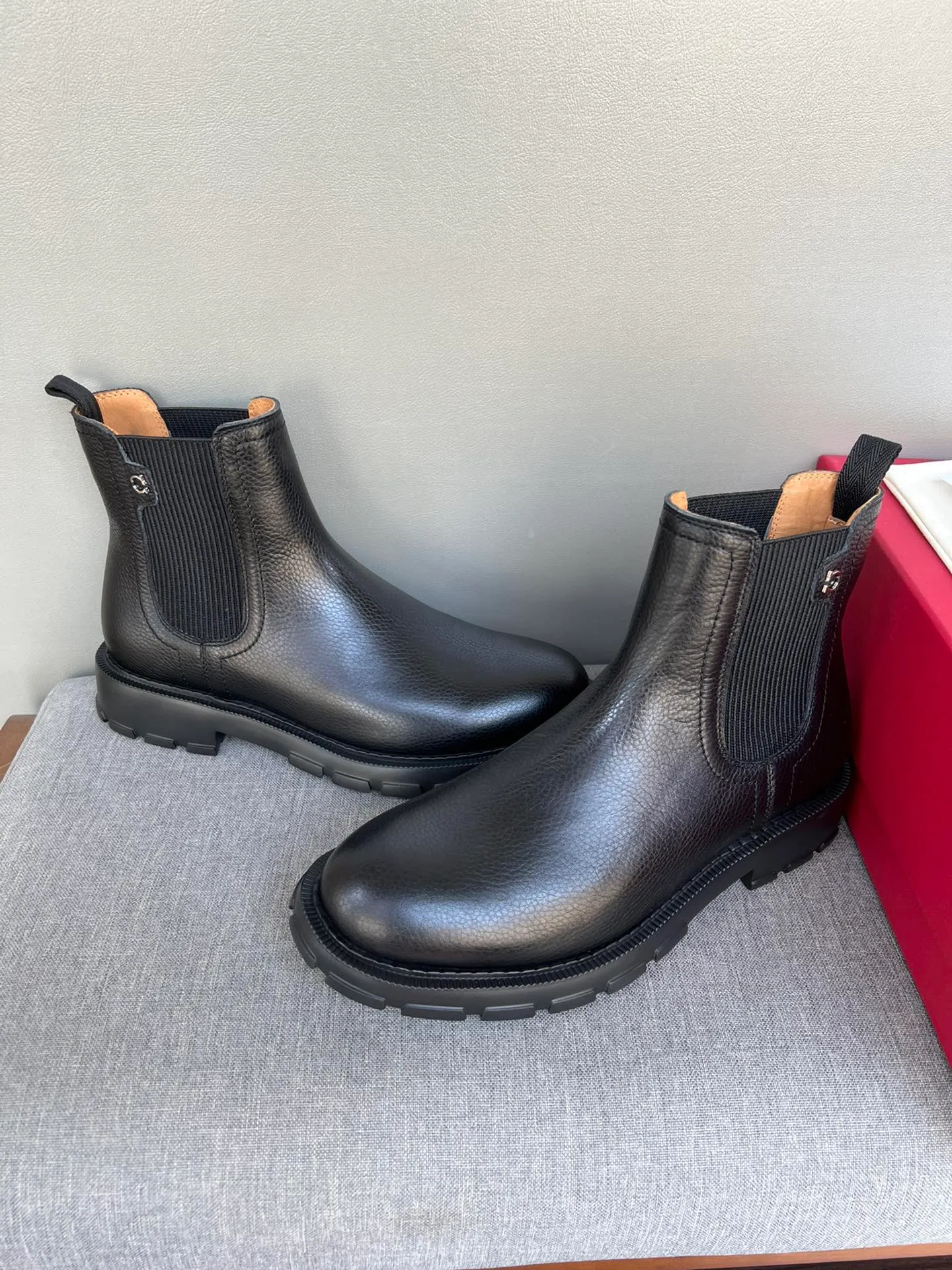[Ferragamo] Top P: 1000💰 Number of yards: 39~44 (38.45 custom-made, non-refundable) Ferragamo winter series, original 1:1 development, casual men's short boots, original quality, exclusive new Ferragamo autumn and winter new high-top men's shoes, exquisite hand-stitching, workmanship details comparable to counters, imported calfskin upper, cowhide lining, original foam outsole.